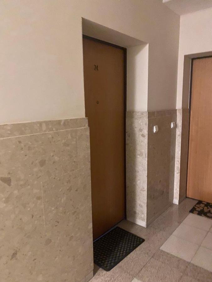 ワルシャワKomfortowy Apartament Na Florianskiej, Park Praski, Dw Wilenski,W Odleglosci Spaceru Od Starego Miasta, Milo Widziec Gosci Ze Zwierzetami, Очень Удобно Для Украинских Моряков,Которые Будут Сдавать Экзамены В Морричсервисе, Через Дорогу Офисアパートメント エクステリア 写真